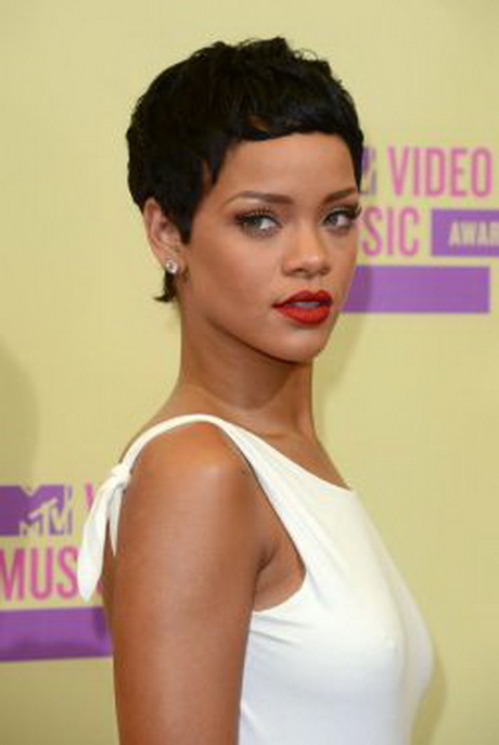 Rihanna kapsels