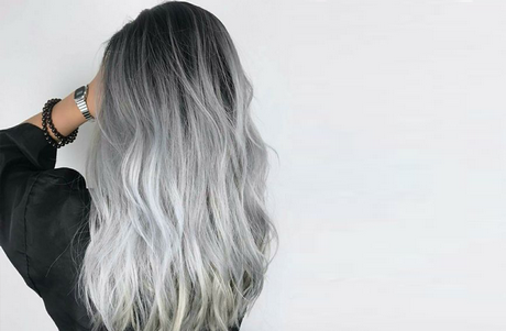 Zwart haar met grijze highlights