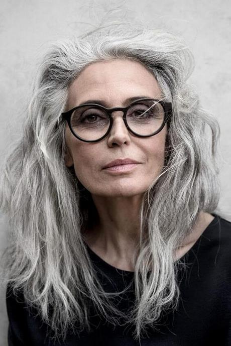Korte kapsels vrouwen 60 jaar met bril