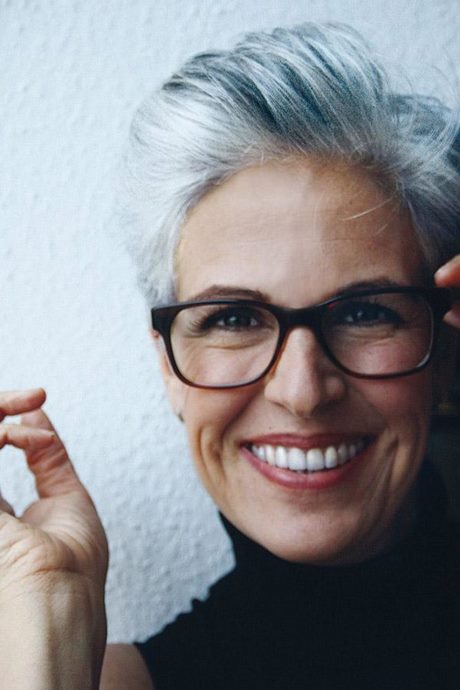 Korte kapsels vrouwen 60 jaar met bril