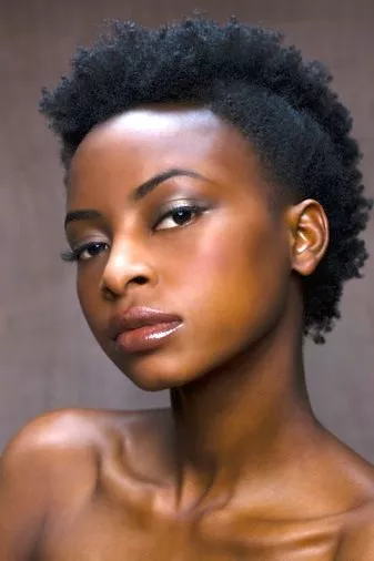 Afro kapsel kort vrouw
