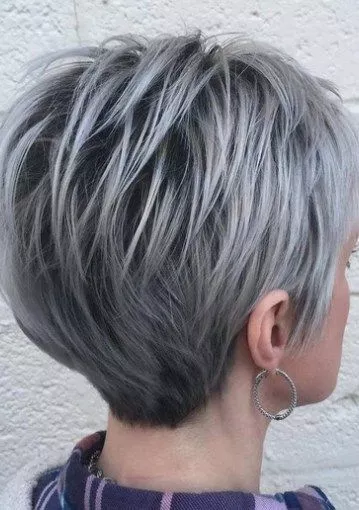 Vlot kort kapsel grijs haar