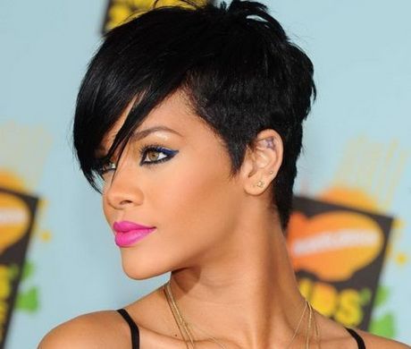 Rihanna kort kapsel